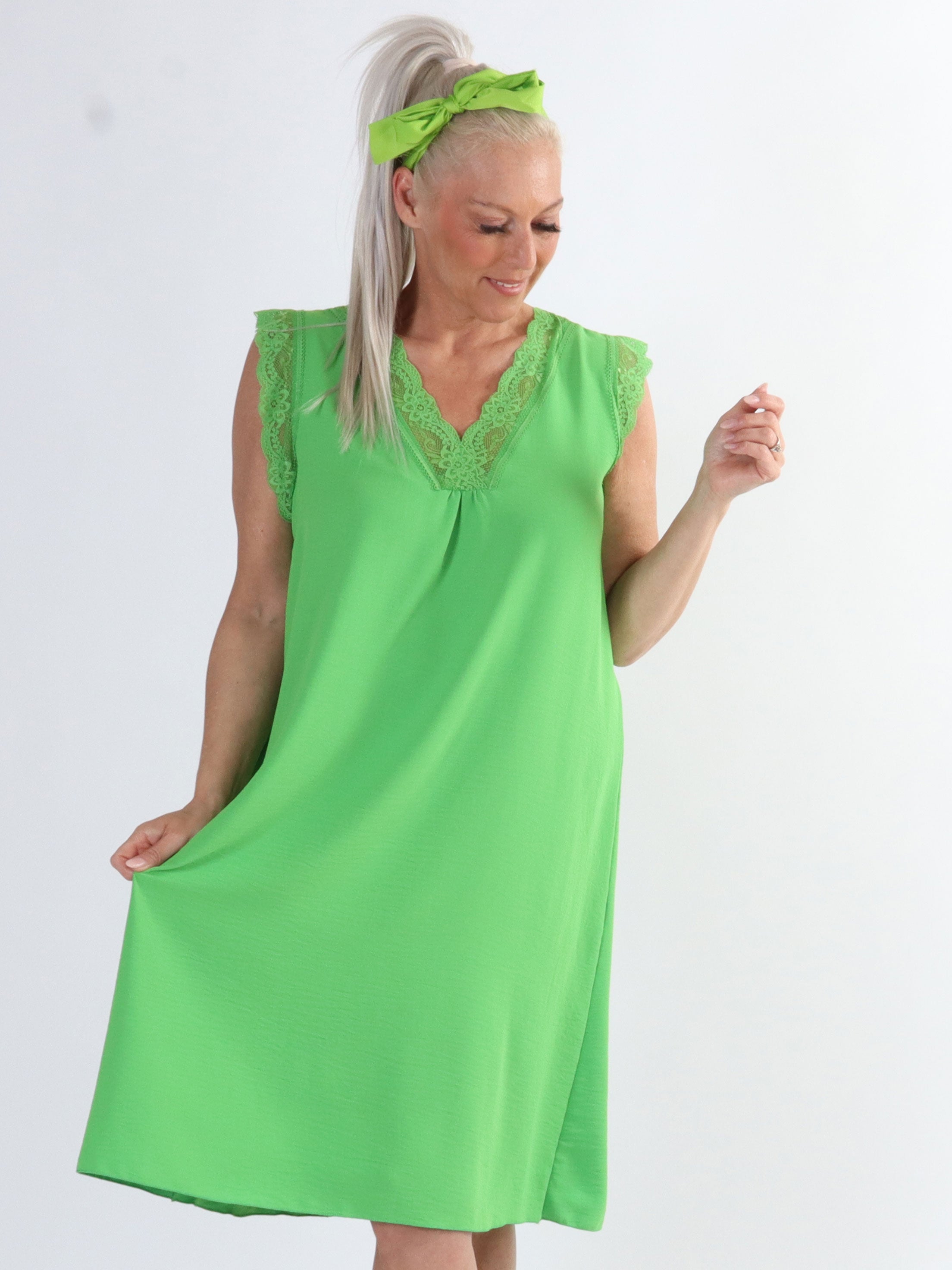 Elly - Sød plus size sommerkjole med søde blonder